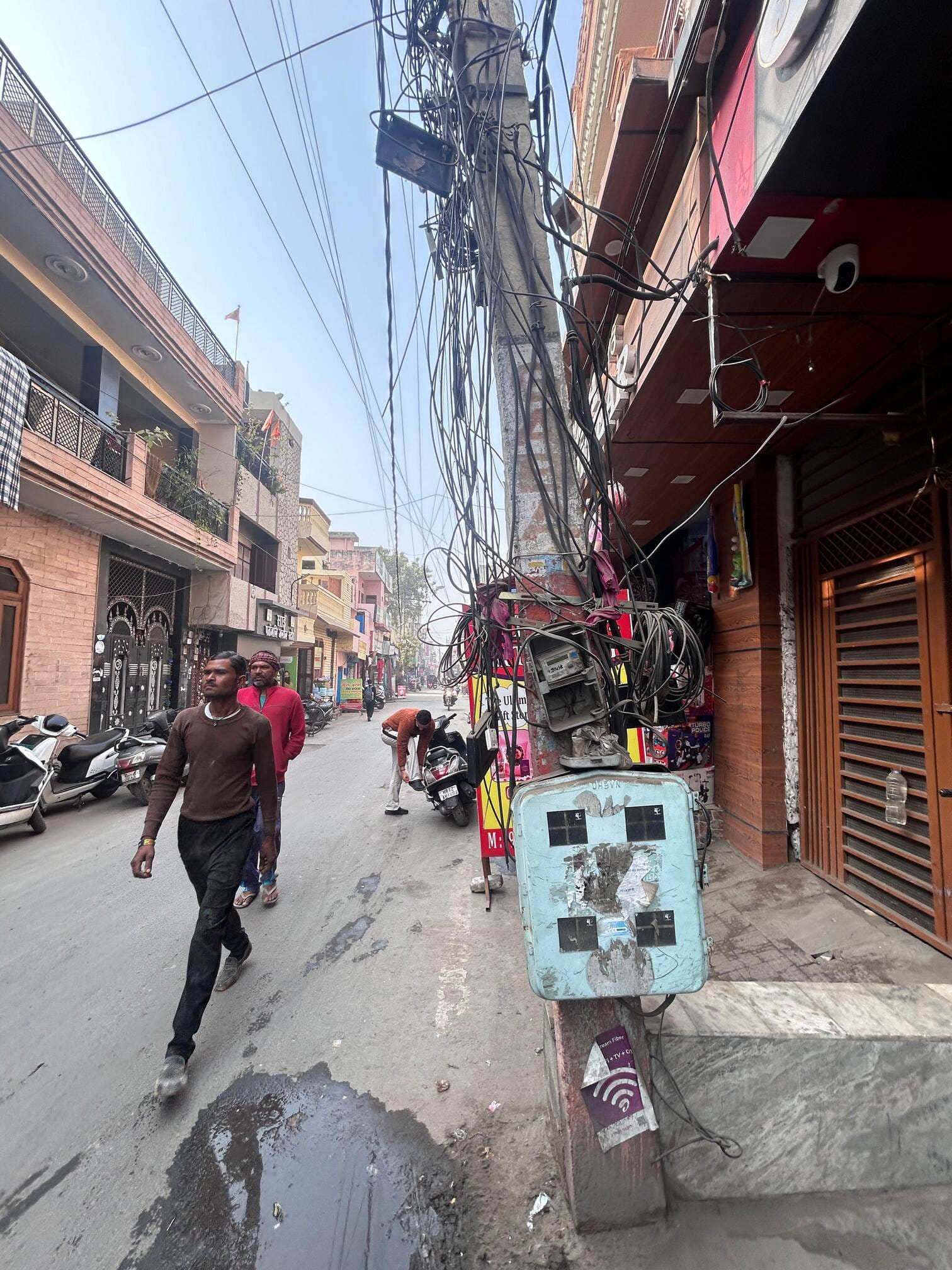 22...रोहतक के आर्य नगर में गली के बीच लगे ट्रांसफार्मर के नीचे खड़ी बाइक व खुले तारों के पास से 22...रोहतक के आर्य नगर में गली के बीच लगे ट्रांसफार्मर के नीचे खड़ी बाइक व खुले तारों के पास से