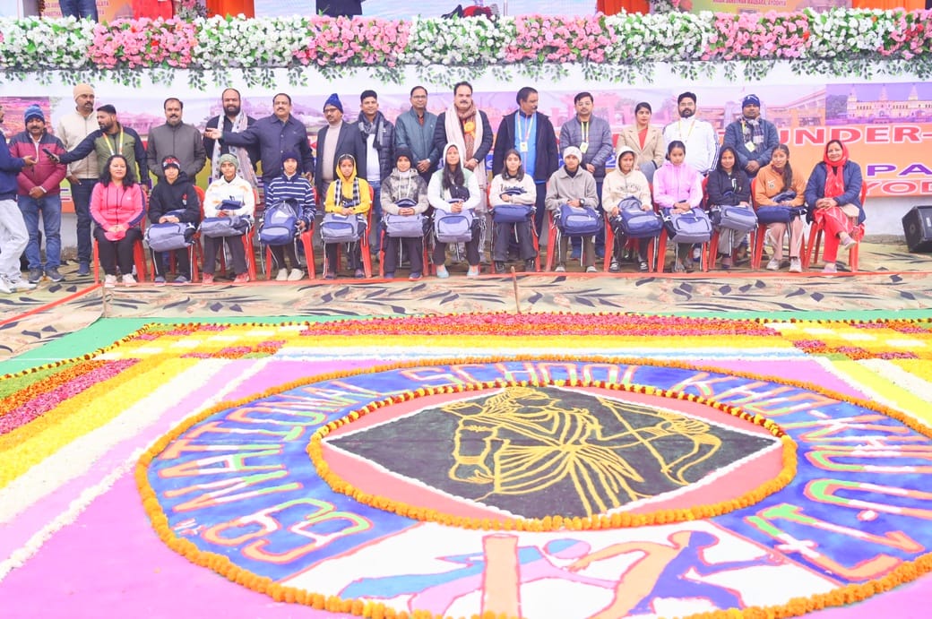 8-खो-खो प्रतियोगिता में विरोधी को आउट करने के प्रयास में खिलाड़ी।-संवाद 8-खो-खो प्रतियोगिता में विरोधी को आउट करने के प्रयास में खिलाड़ी।-संवाद