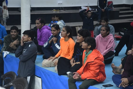 बाबू स्टेडियम में हुए मुकाबले के दाैरान अंक अर्जित करने का प्रयास करती महिला बाॅक्सर। बाबू स्टेडियम में हुए मुकाबले के दाैरान अंक अर्जित करने का प्रयास करती महिला बाॅक्सर।