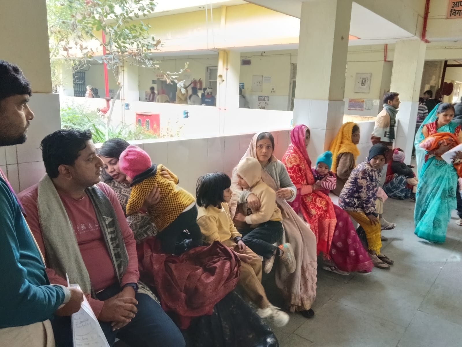 बाल रोग विभाग की ओपीडी में मरीजों को देखते डॉ. आरके गुप्ता। संवाद