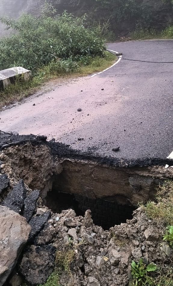 बरसात से क्षतिग्रस्त आनी की चवाई-दलाश सड़क का नहीं हो पाया सुधारीकरण। संवाद बरसात से क्षतिग्रस्त आनी की चवाई-दलाश सड़क का नहीं हो पाया सुधारीकरण। संवाद