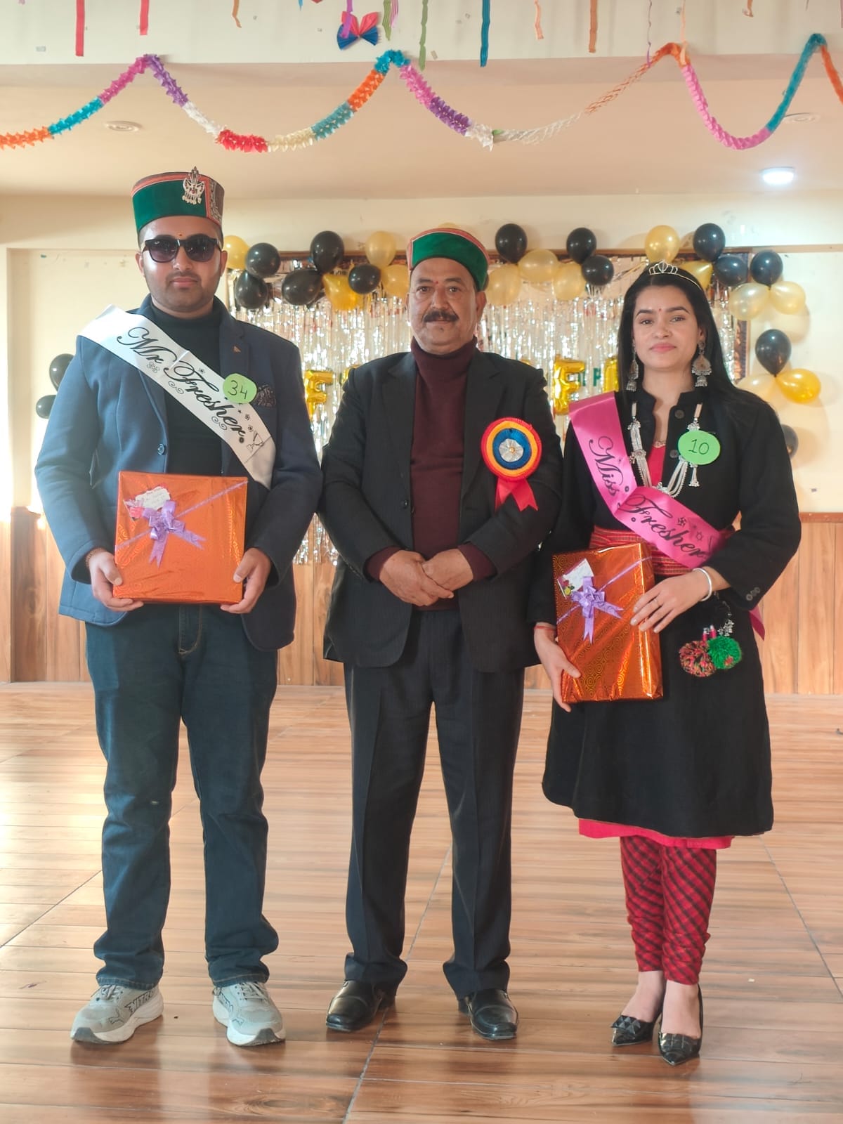 बुशहर बीएड कॉलेज में आयोजित फ्रेशर वेलकम कार्यक्रम में सांस्कृतिक प्रस्तुतियां देते प्रशिक्षु। 