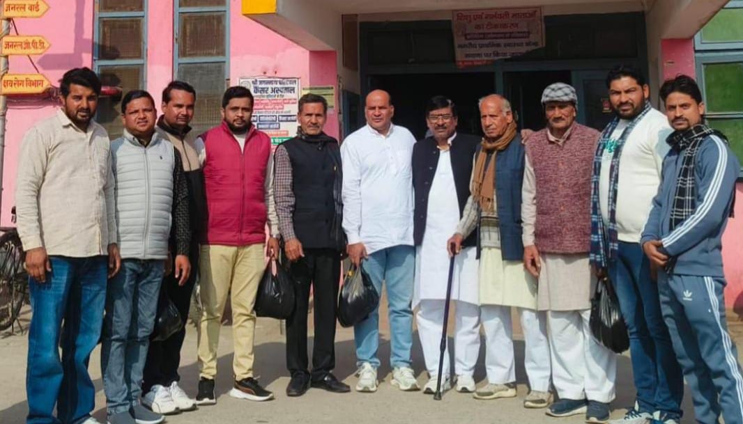 चौ, चरण सिंह की जयंती मनाते हुए ए एस इंटर कालेज में। (स्त्रोत कालेज) मवाना।