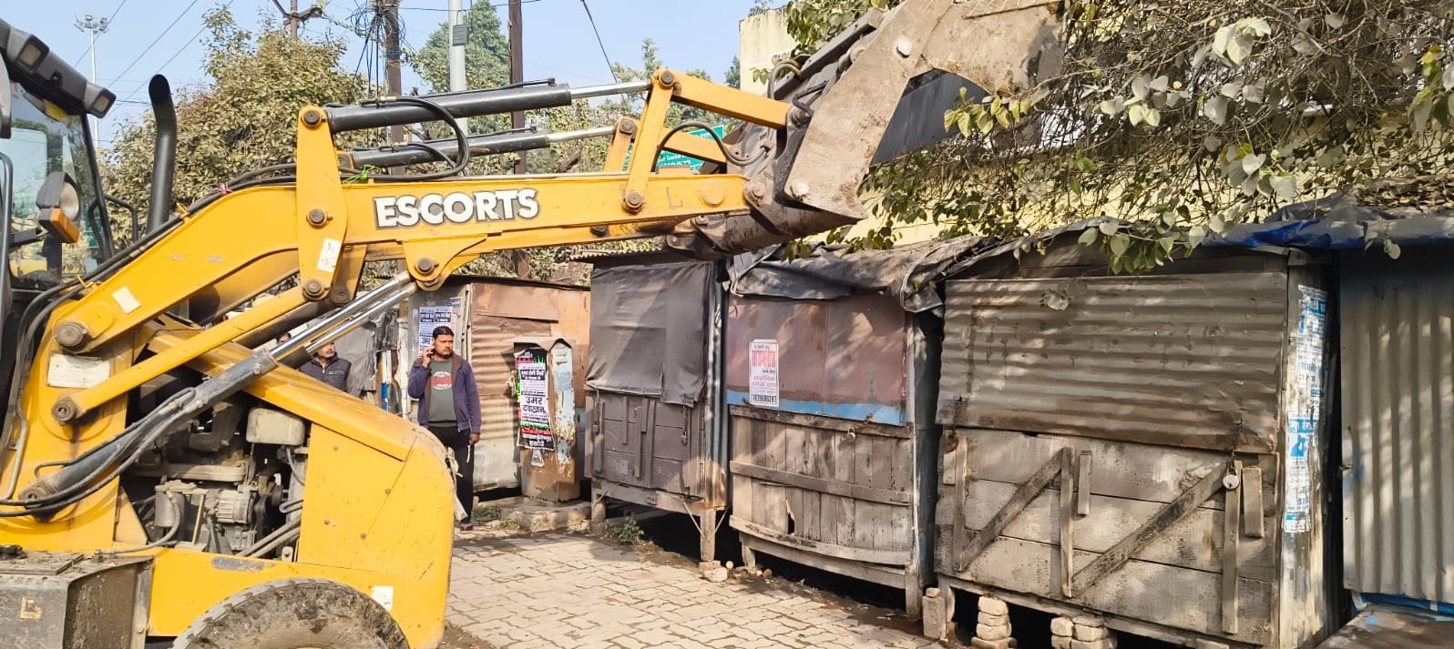 फोटो 18: नुमाइश चौराहा पर मौजूद अतिक्रमण हटाओ की निकाय की टीम। स्रोत : विभाग