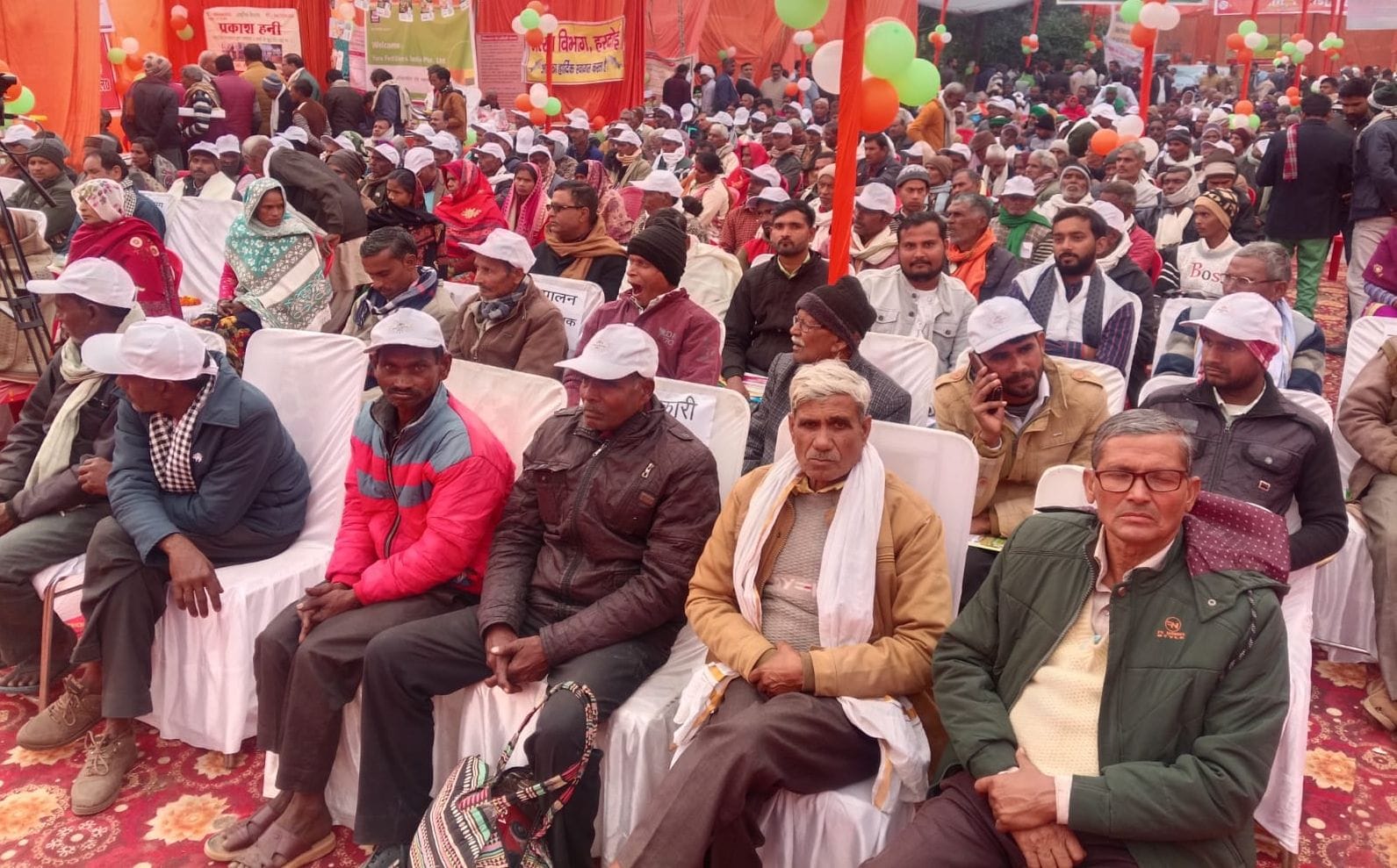 फोटो 24: मुख्यमंत्री के हाथों से सम्मानित महिला किसान मालती देवी एचसीएल प्रतिनिधि के साथ प्रमा फोटो 24: मुख्यमंत्री के हाथों से सम्मानित महिला किसान मालती देवी एचसीएल प्रतिनिधि के साथ प्रमा