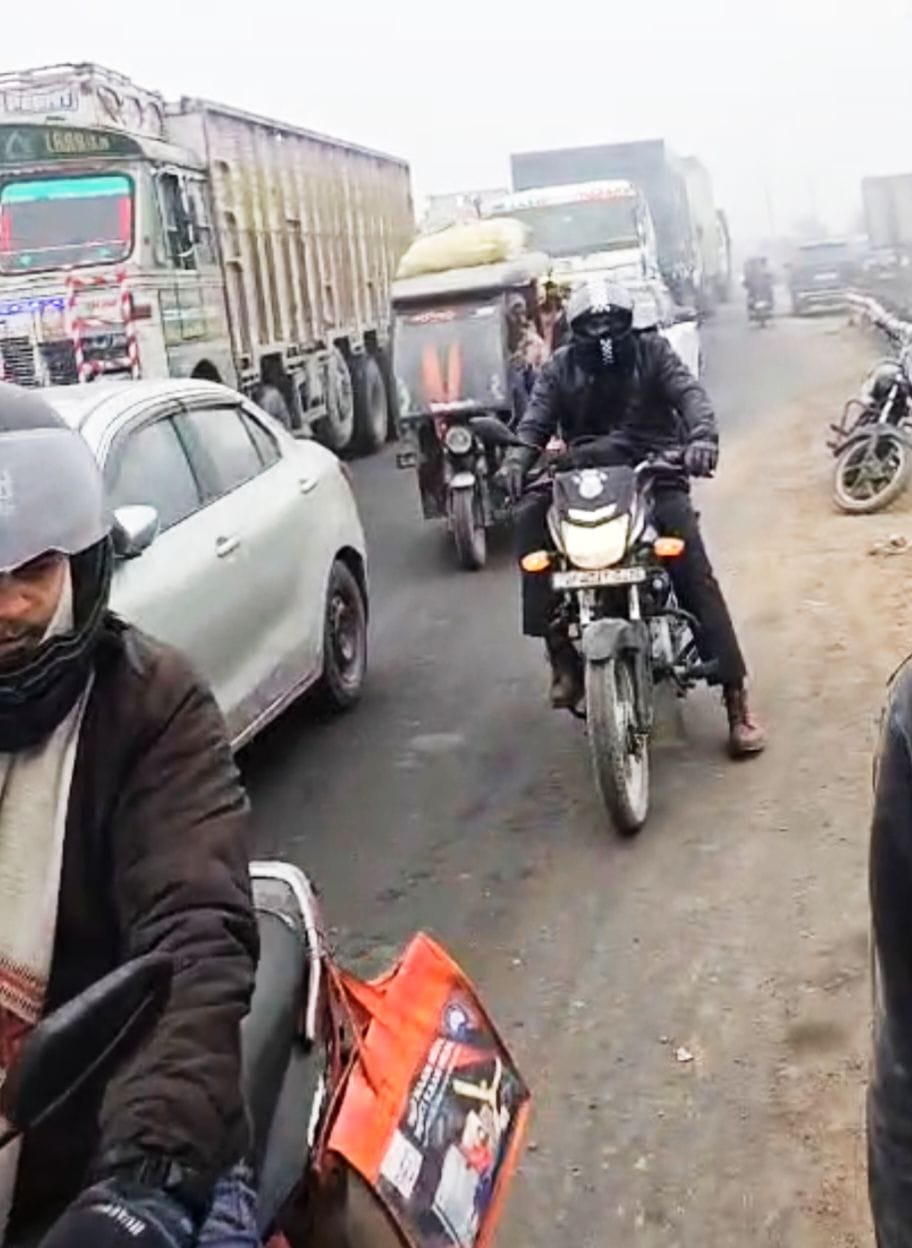 फोटो-3- नाले में गिरा पड़ा ट्राला। स्रोत: पुलिस फोटो-3- नाले में गिरा पड़ा ट्राला। स्रोत: पुलिस