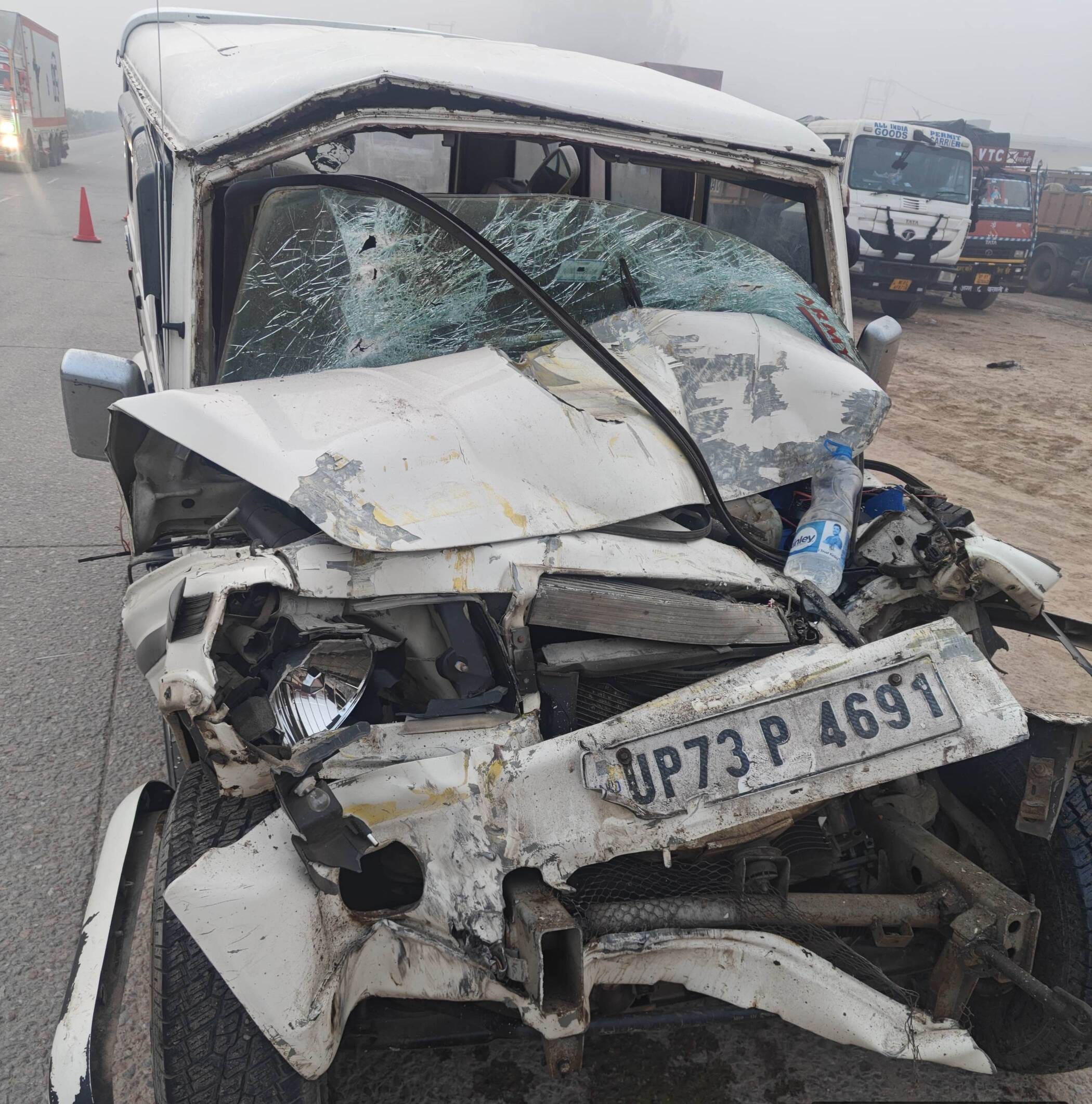 फोटो-36-मौहार हाईवे में घटना स्थल में क्षतिग्रस्त कार। संवाद