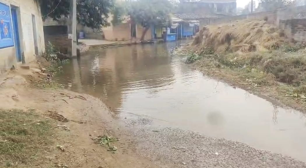 फोटो-45-बहुआ के देवगांव के पास भरा पानी। वीडियो ग्रैब