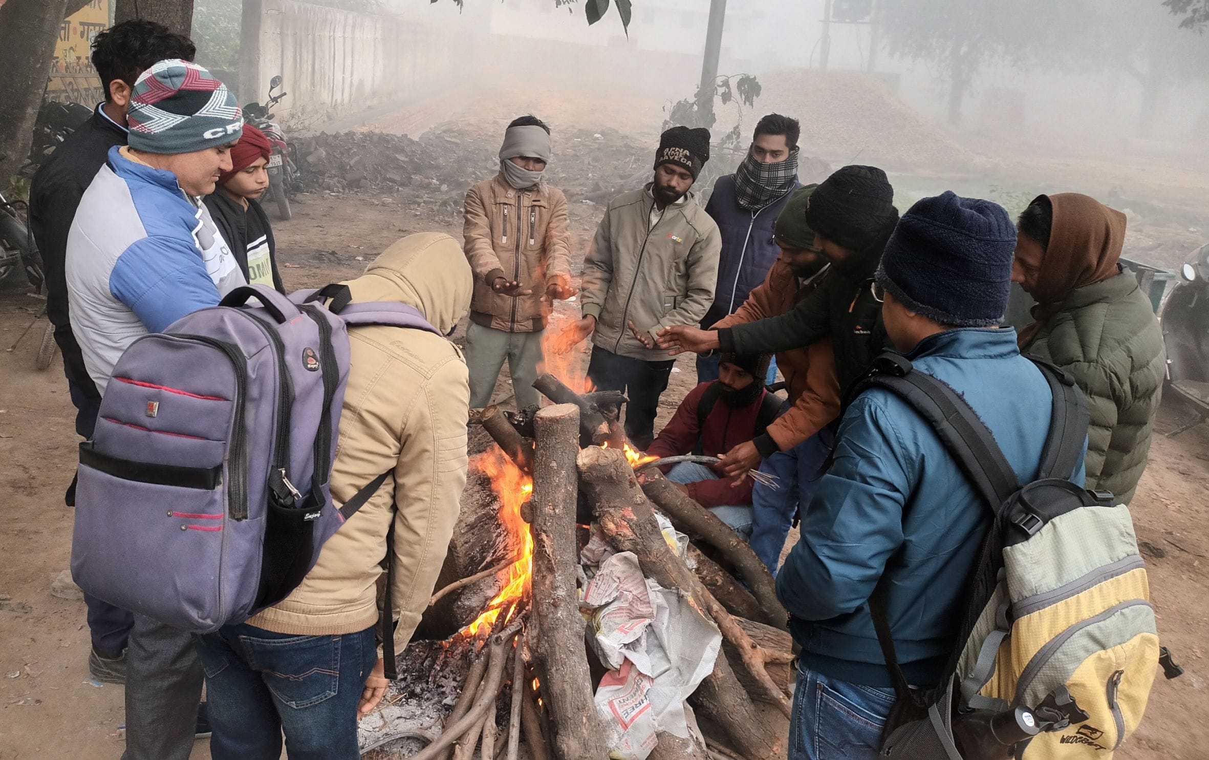 गौरीगंज कस्बे में टांडा-बांदा हाईवे पर सोमवार सुबह कोहरे व ठंड में गुजरते राहगीर, गौरीगंज रेलवे गौरीगंज कस्बे में टांडा-बांदा हाईवे पर सोमवार सुबह कोहरे व ठंड में गुजरते राहगीर, गौरीगंज रेलवे