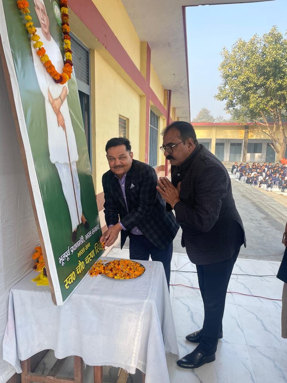 गांव निलोहा में भारतीय किसान यूनियन अराजनैतिक द्वारा आयोजित रक्तदान शिविर में रक्तदान करते हुए। गांव निलोहा में भारतीय किसान यूनियन अराजनैतिक द्वारा आयोजित रक्तदान शिविर में रक्तदान करते हुए।