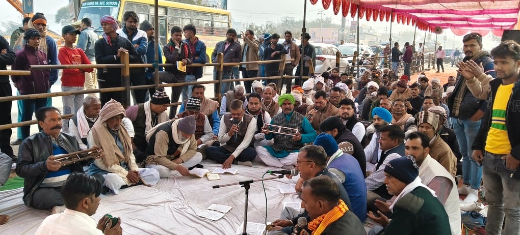 हाईवे पर प्रदर्शन करते किसान हाईवे पर प्रदर्शन करते किसान