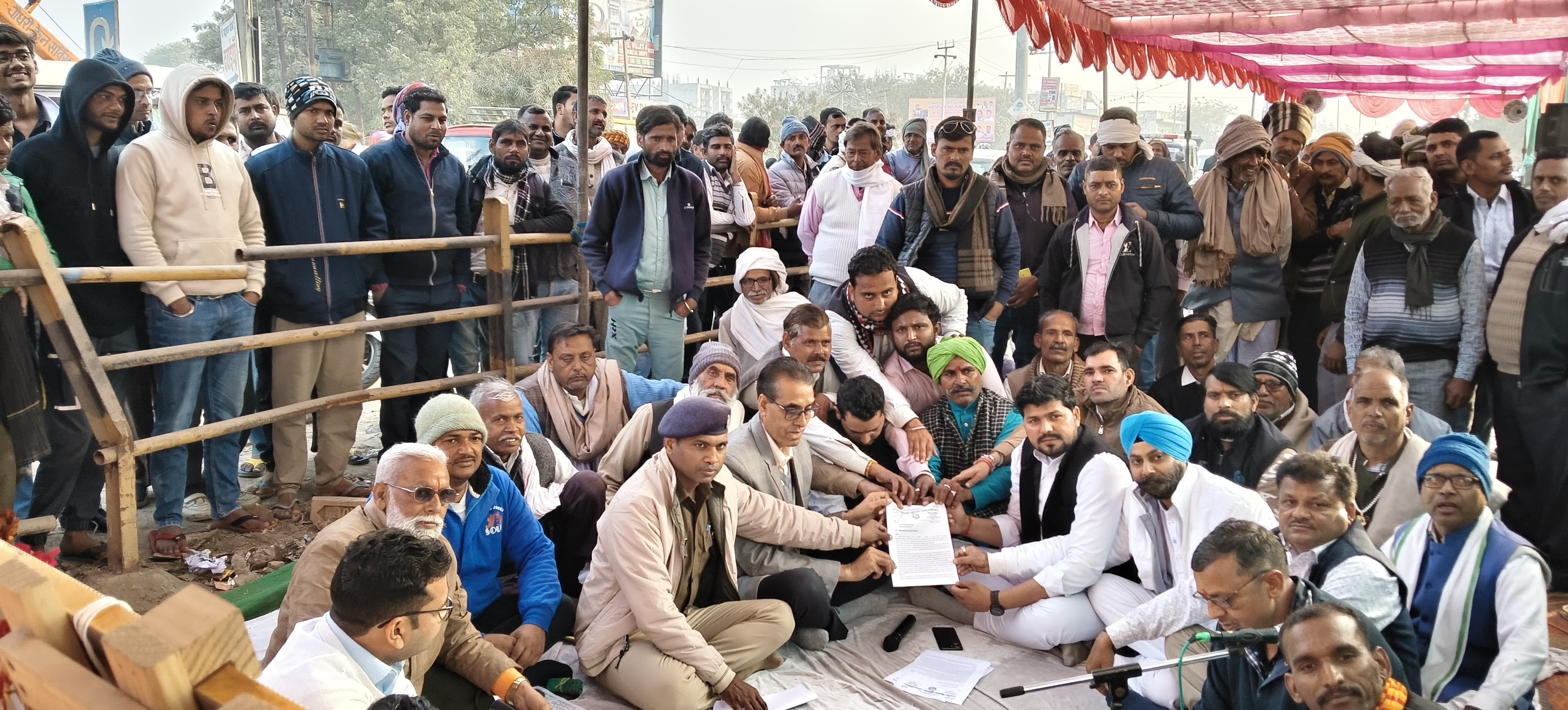 हाईवे पर प्रदर्शन करते किसान हाईवे पर प्रदर्शन करते किसान
