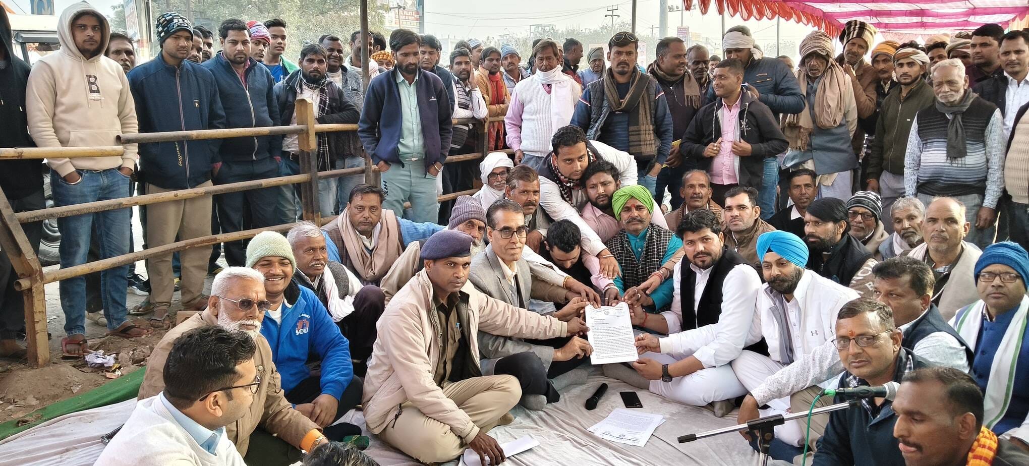 हाईवे पर प्रदर्शन करते किसान हाईवे पर प्रदर्शन करते किसान