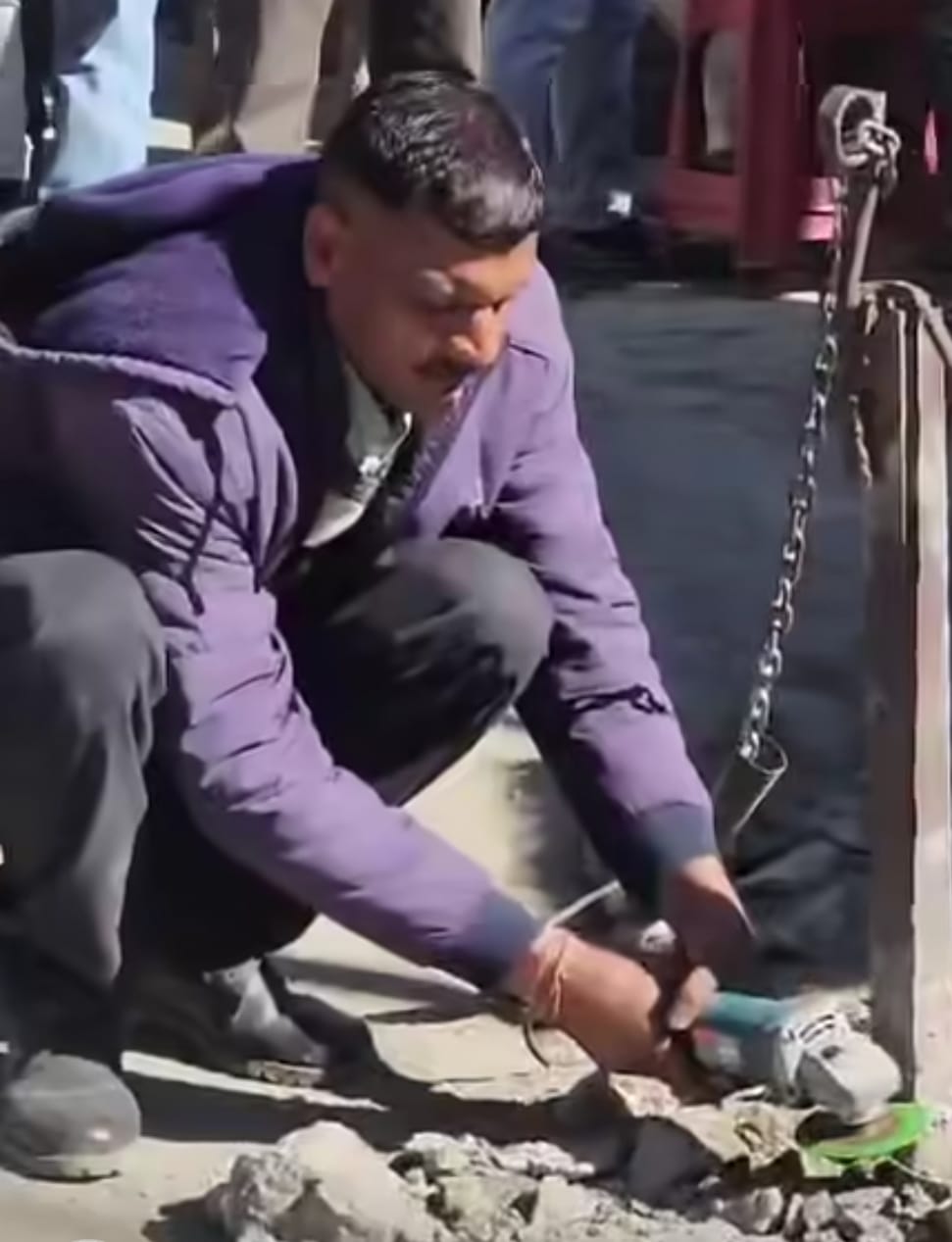 जौणाजी रोड में अतिक्रमण पर कार्रवाई के दौरान टीम। संवाद जौणाजी रोड में अतिक्रमण पर कार्रवाई के दौरान टीम। संवाद