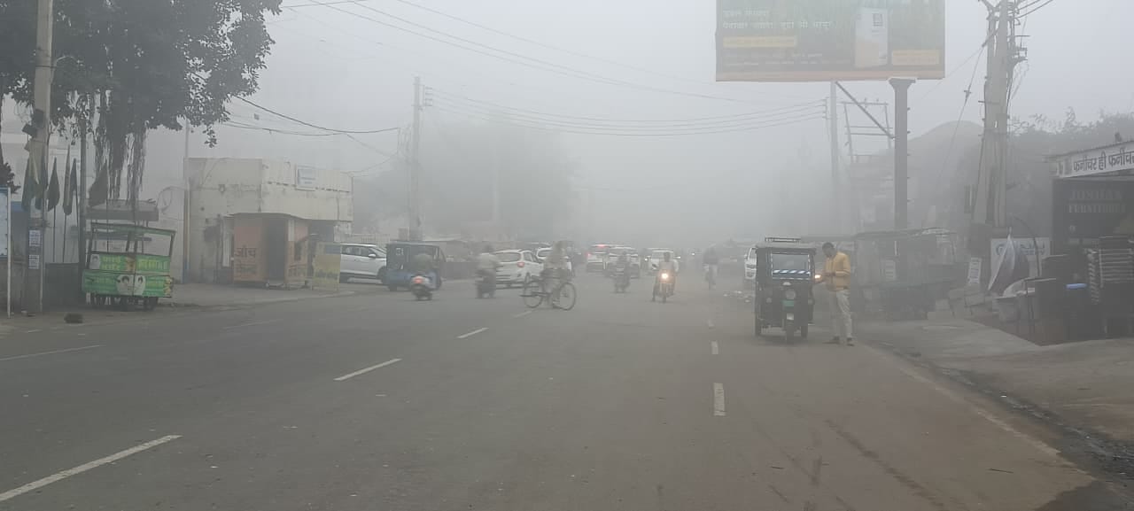 कार्यक्रम में प्रस्तुति देते हुए छात्राएं।