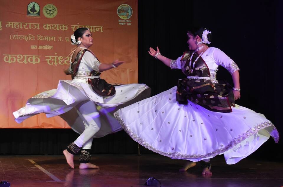 कथक संध्या में लखनऊ घराने की कलाकार स्मृति मिश्रा टंडन और कांतिका मिश्रा की प्रस्तुतियों ने दर्