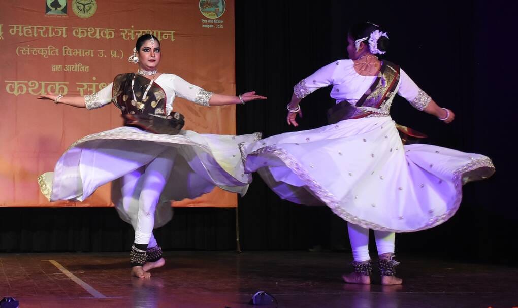 कथक संध्या में लखनऊ घराने की कलाकार स्मृति मिश्रा टंडन और कांतिका मिश्रा की प्रस्तुतियों ने दर्