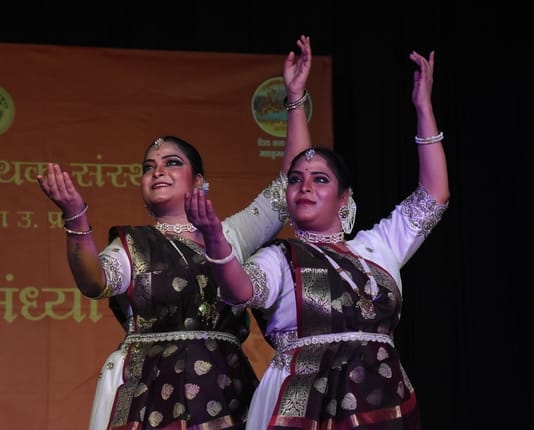 कथक संध्या में लखनऊ घराने की कलाकार स्मृति मिश्रा टंडन और कांतिका मिश्रा की प्रस्तुतियों ने दर्