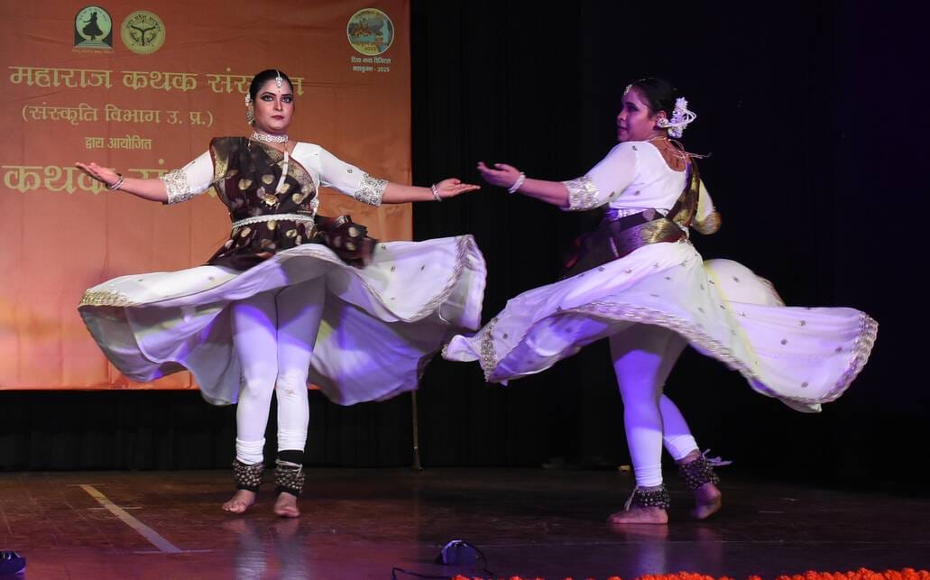 कथक संध्या में लखनऊ घराने की कलाकार स्मृति मिश्रा टंडन और कांतिका मिश्रा की प्रस्तुतियों ने दर्