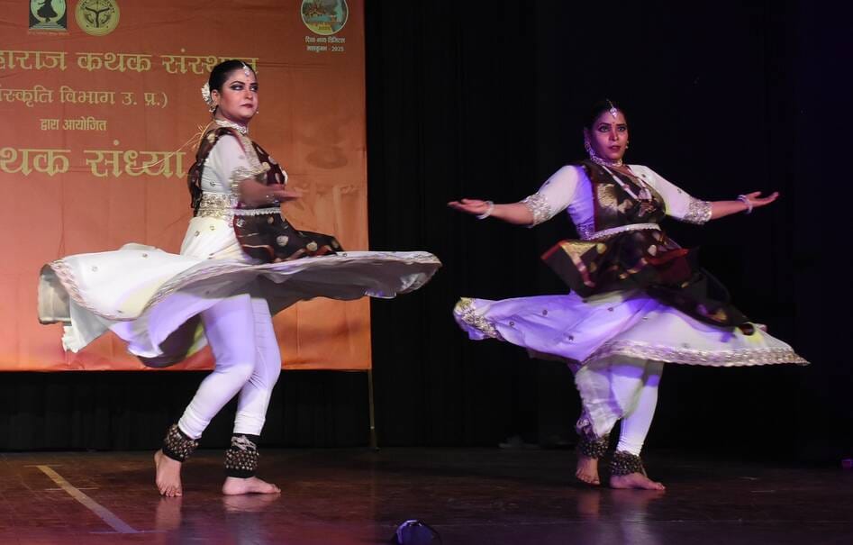 कथक संध्या में लखनऊ घराने की कलाकार स्मृति मिश्रा टंडन और कांतिका मिश्रा की प्रस्तुतियों ने दर्
