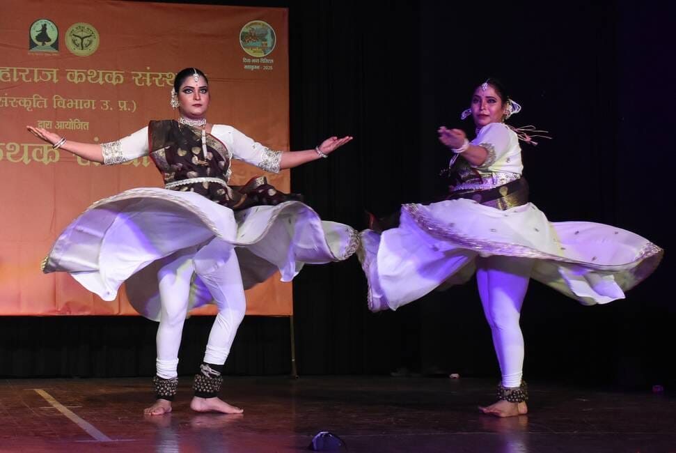 कथक संध्या में लखनऊ घराने की कलाकार स्मृति मिश्रा टंडन और कांतिका मिश्रा की प्रस्तुतियों ने दर्