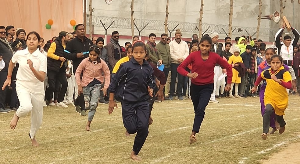 लालपुर स्टेडियम में बेसिक बाल क्रीड़ा प्रतियोगिता में कबड्डी खेलते बच्चे। संवाद लालपुर स्टेडियम में बेसिक बाल क्रीड़ा प्रतियोगिता में कबड्डी खेलते बच्चे। संवाद