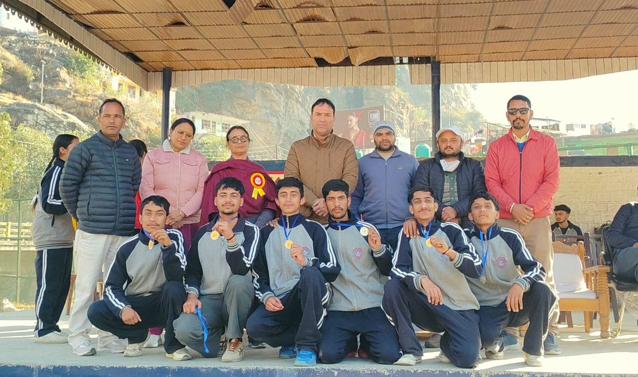 नोगली स्कूल में वार्षिक खेलकूद प्रतियोगिता के दौरान कबड्डी मुकाबले में दमखम दिखाती खिलाड़ी। स्र