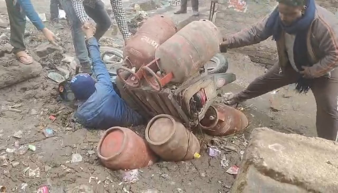 नाले में गिरा युवक