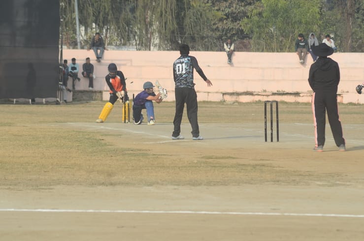 पुलिस माटिर्यस टी 20 क्रिकेट प्रतियोगिता के आगाज पर देशभक्ति से ओत प्रोत प्रस्तुति देते स्कूली