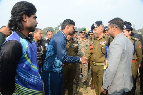 पुलिस माटिर्यस टी 20 क्रिकेट प्रतियोगिता के आगाज पर देशभक्ति से ओत प्रोत प्रस्तुति देते स्कूली