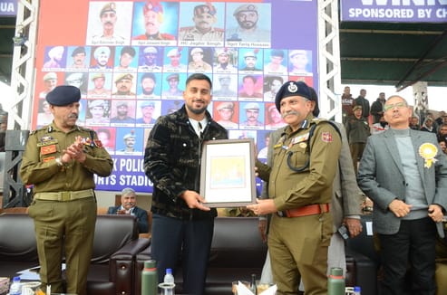 पुलिस माटिर्यस टी 20 क्रिकेट प्रतियोगिता के आगाज पर देशभक्ति से ओत प्रोत प्रस्तुति देते स्कूली