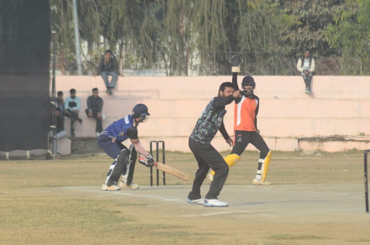 पुलिस माटिर्यस टी 20 क्रिकेट प्रतियोगिता के आगाज पर देशभक्ति से ओत प्रोत प्रस्तुति देते स्कूली