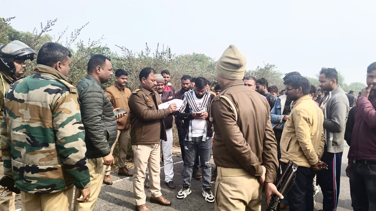 पारा में हुए बस से हुए हादसे में जान गंवाने वाले राहुल। उनके परिजनों ने सड़क पर प्रदर्शन किया।