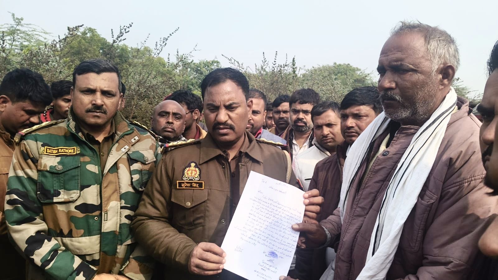 पारा में हुए बस से हुए हादसे में जान गंवाने वाले राहुल। उनके परिजनों ने सड़क पर प्रदर्शन किया।