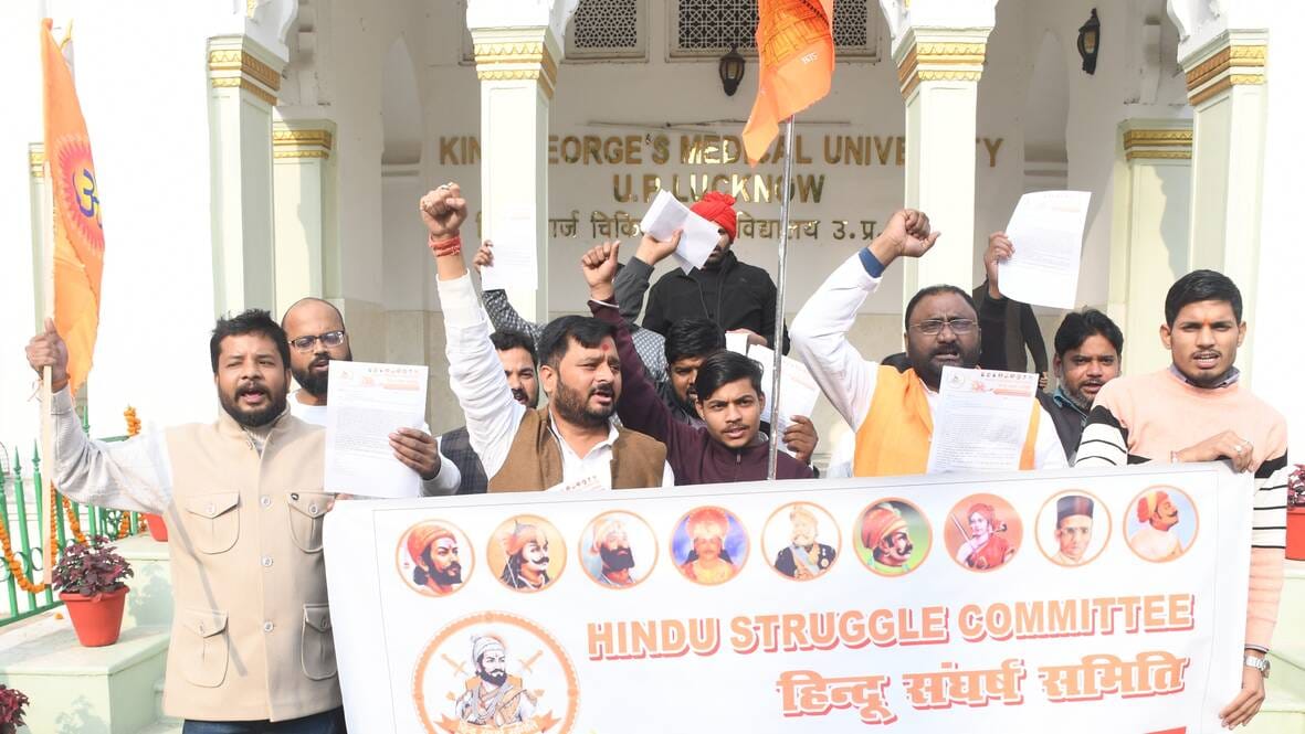 प्रदर्शन करते हिंदूवादी संगठन।