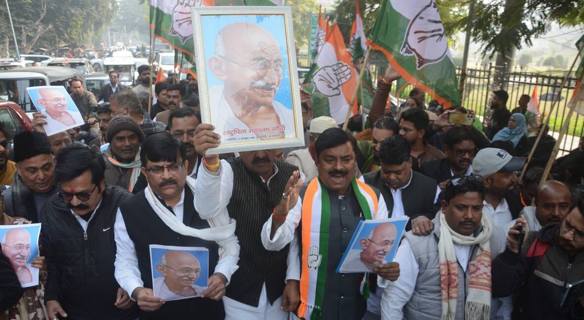 प्रदर्शन करते कांग्रेसी।