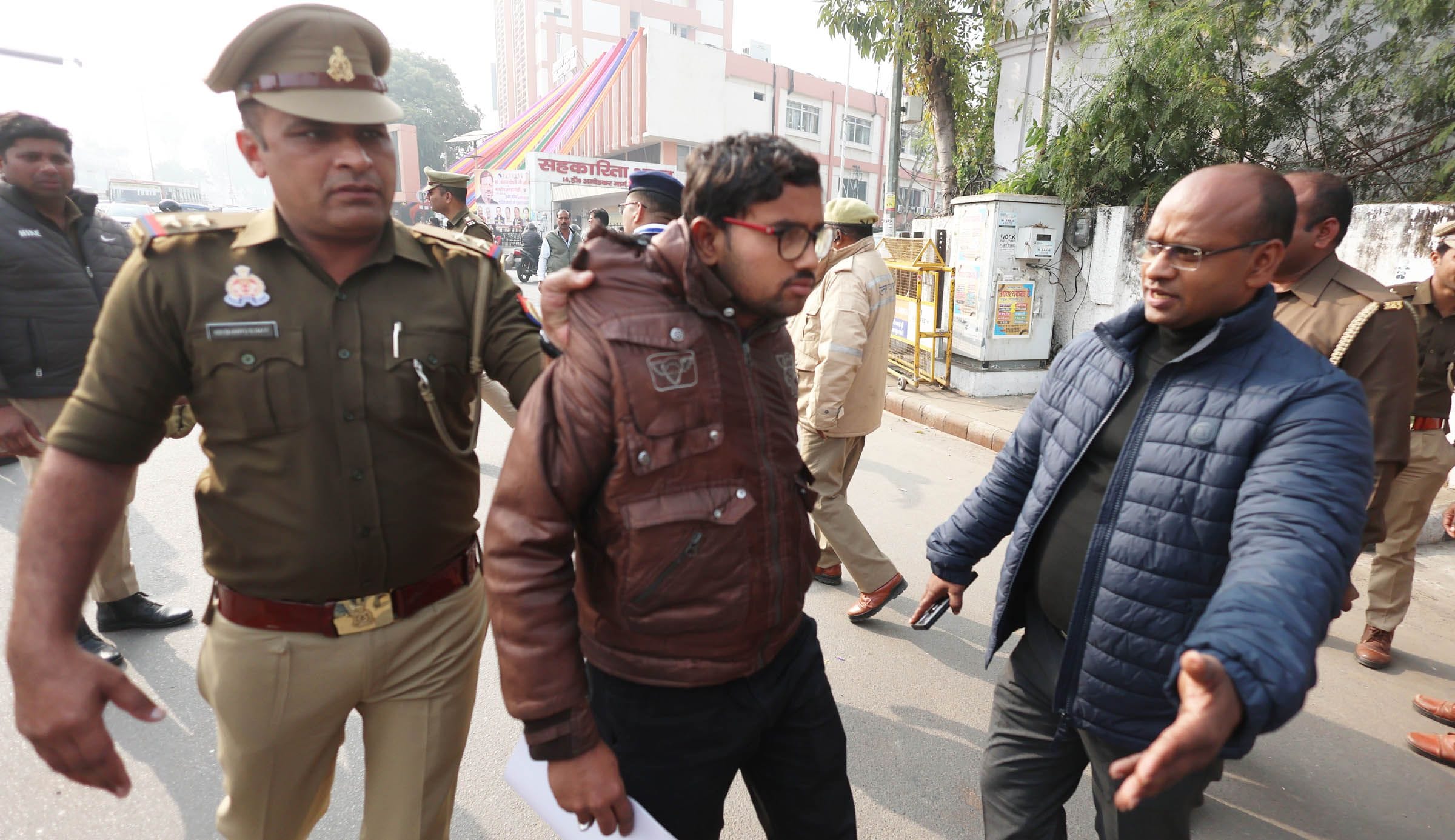 प्रदर्शन करते लोग।