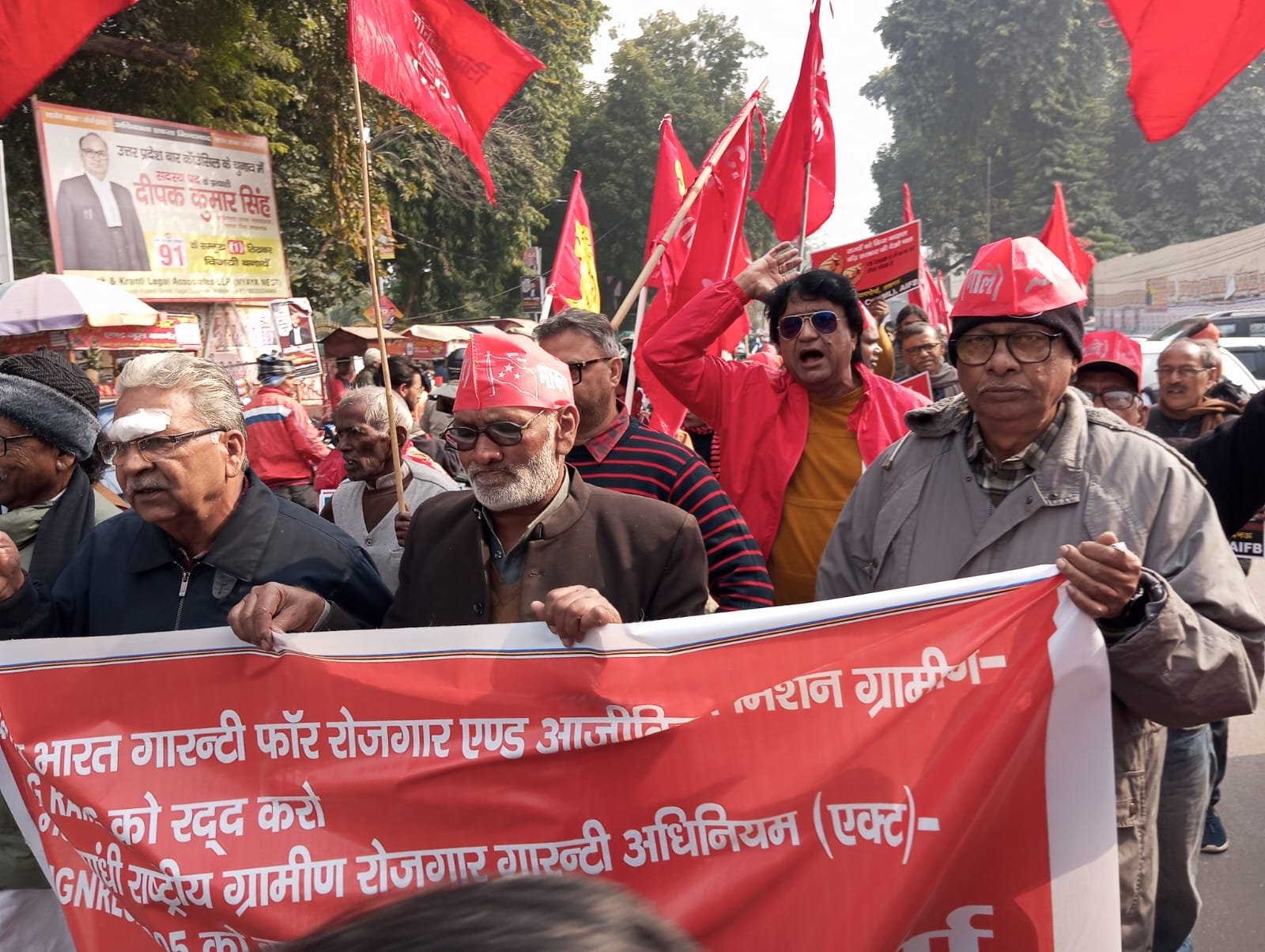 प्रदर्शन करते वामदल।