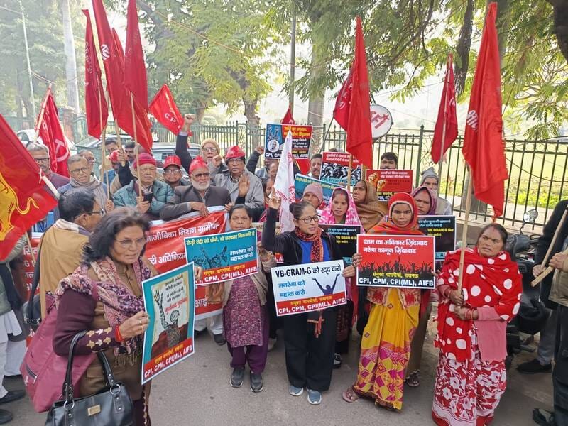 प्रदर्शन करते वामदल।