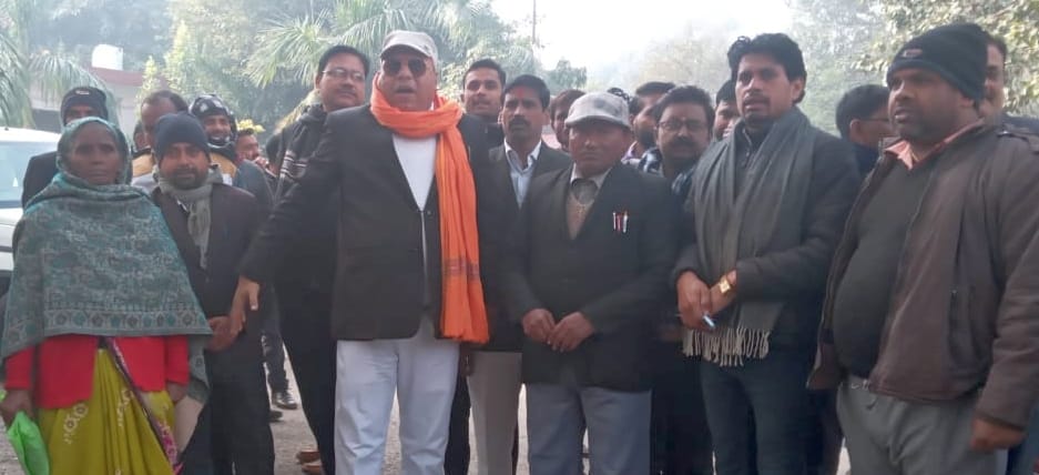 पुवायां में मोहम्मद यूनुस का पुतला दहन करते हिंदू युवा संगठन के कार्यकर्ता। संवाद पुवायां में मोहम्मद यूनुस का पुतला दहन करते हिंदू युवा संगठन के कार्यकर्ता। संवाद