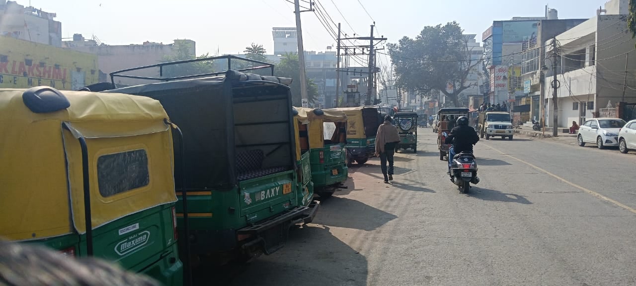 रेलवे रोड के किनारे खड़े वाहन। संवाद रेलवे रोड के किनारे खड़े वाहन। संवाद