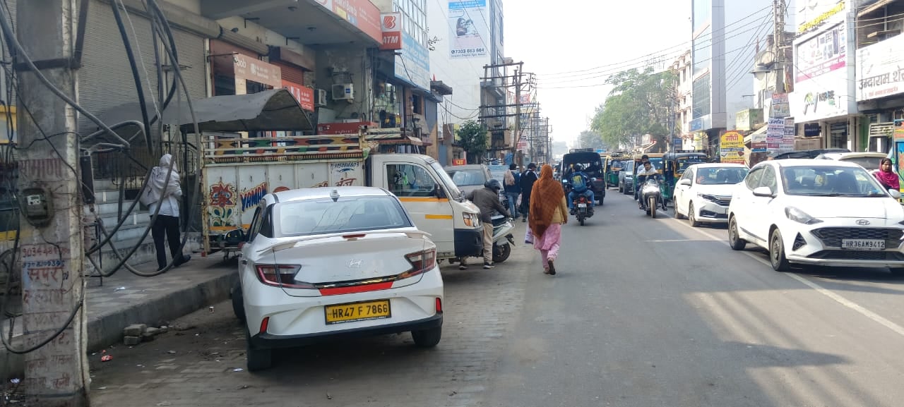 रेलवे रोड के किनारे खड़े वाहन। संवाद रेलवे रोड के किनारे खड़े वाहन। संवाद