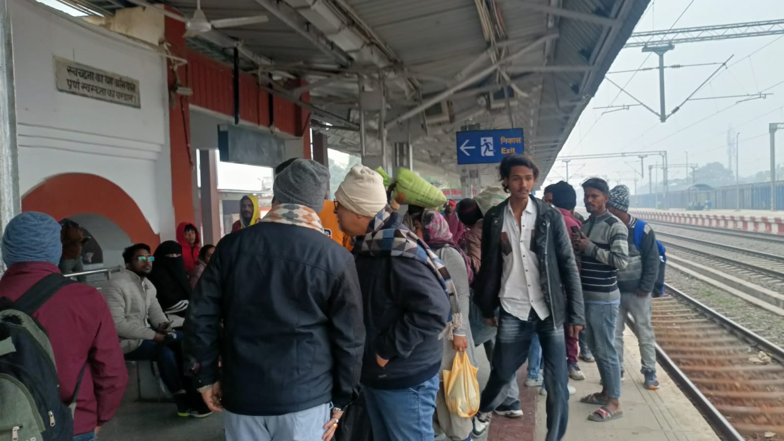 रेलवे स्टेशन पर ट्रेन का इंतजार करते यात्री-संवाद