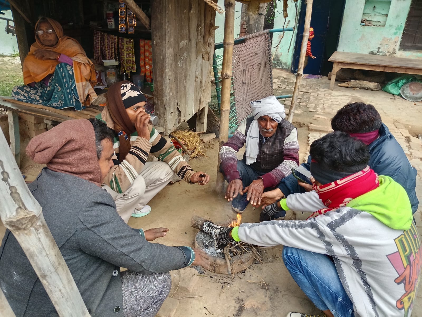 रात में सिराथू में आपस में लड़ते सड़क पर घूमने वाले सांड़। संवाद रात में सिराथू में आपस में लड़ते सड़क पर घूमने वाले सांड़। संवाद
