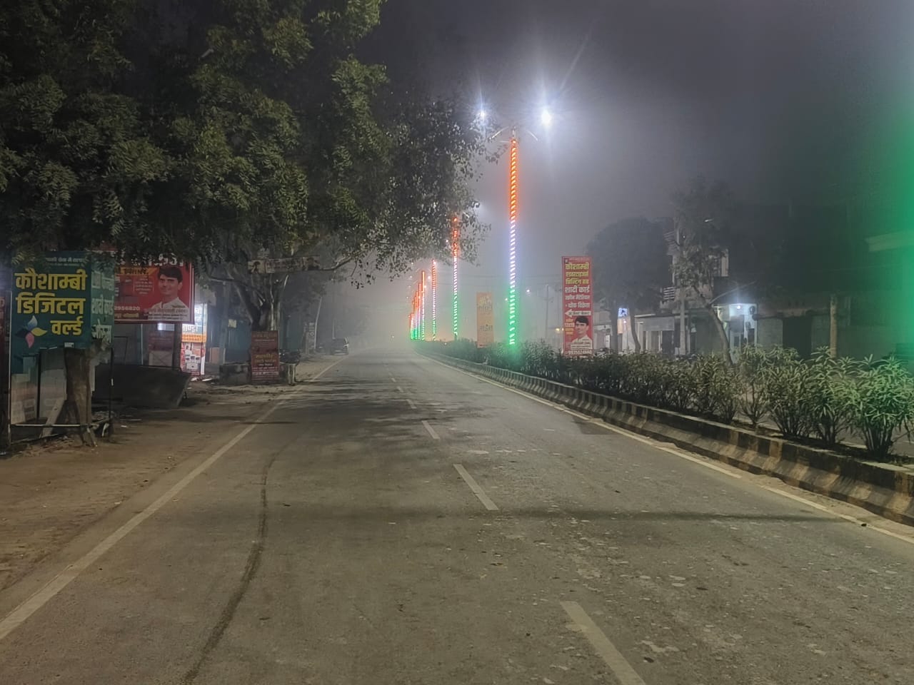 रात में सिराथू में आपस में लड़ते सड़क पर घूमने वाले सांड़। संवाद रात में सिराथू में आपस में लड़ते सड़क पर घूमने वाले सांड़। संवाद