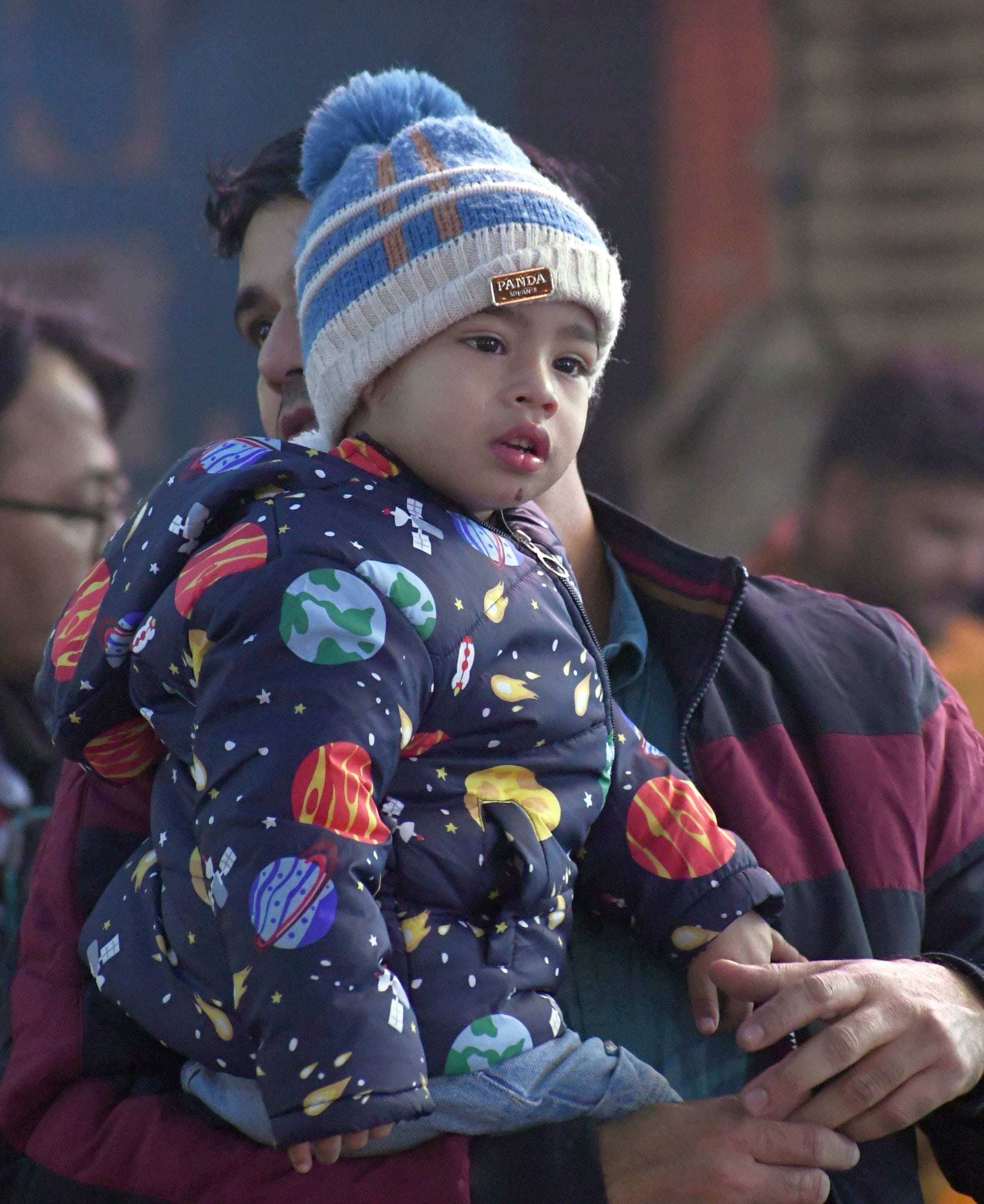सोमवार की शाम ठंड से बचने के लिए गर्म कपड़ों से घिरे नजर आए लोग। 