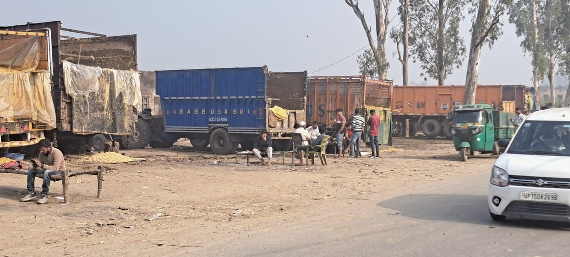 सरूरपुर। कस्बा हर्रा में मारपीट के बाद सत्तू के ट्रैकों का विरोध करते स्थानीय लोग। संवाद