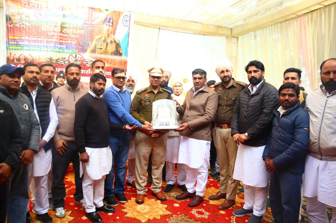 सिरसा: स्कूली बच्चों व ग्रामीणों को संबोधित करते एसपी दीपक सहारन। सिरसा: स्कूली बच्चों व ग्रामीणों को संबोधित करते एसपी दीपक सहारन।