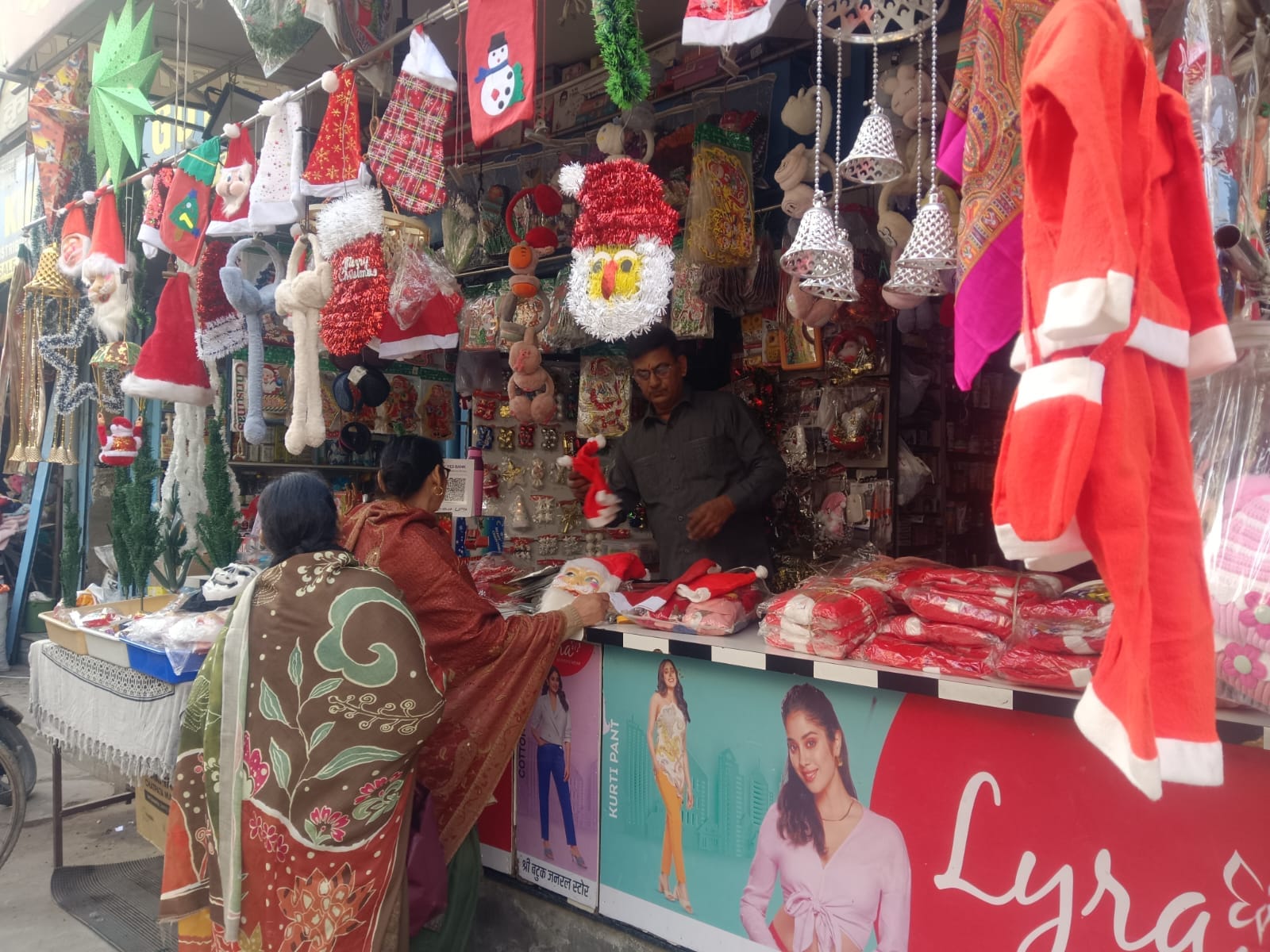सिरसा। शहर की मुख्य चर्च में पेंट करते हुए पेंटर। संवाद सिरसा। शहर की मुख्य चर्च में पेंट करते हुए पेंटर। संवाद