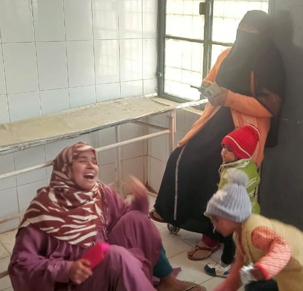 तिलहर सीएचसी पर हंगामा करते मृतका नगमा के परिजनों काे समझाते पुलिसकर्मी। संवाद